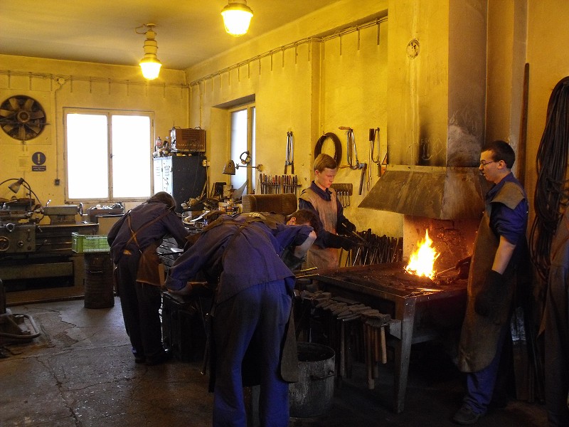 Zámečníci v kovárně