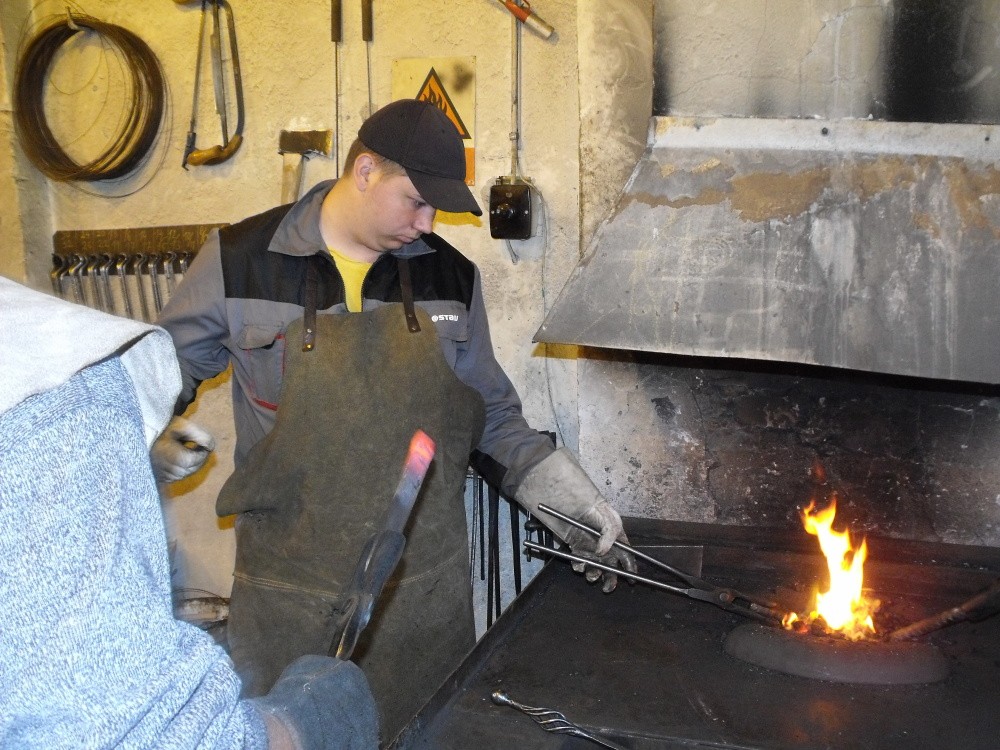 Strojní mechanici v kovárně