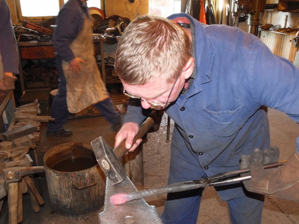 Strojní mechanici v kovárně