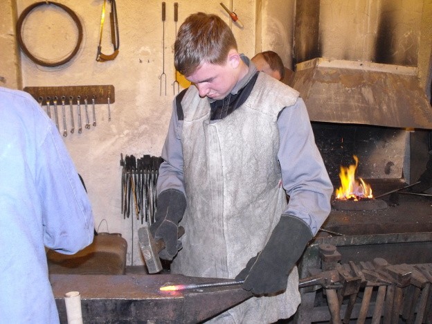 Výuka strojních mechaniků v kovárně