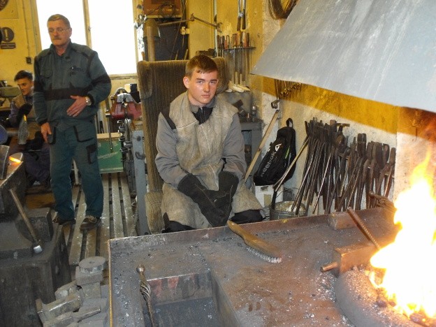 Výuka strojních mechaniků v kovárně