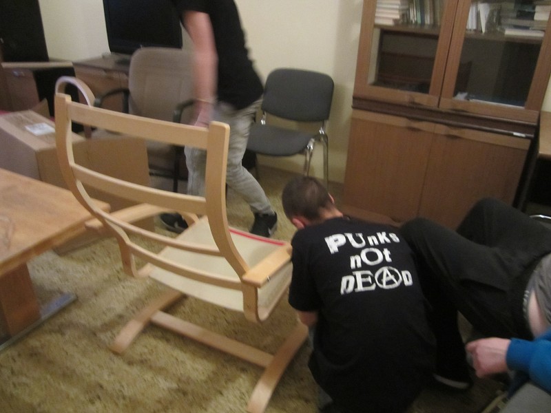 Montáž židlí na Domově mládeže