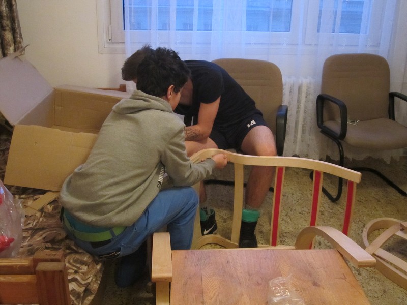 Montáž židlí na Domově mládeže