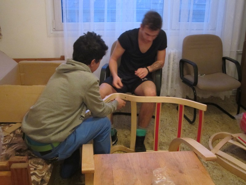 Montáž židlí na Domově mládeže