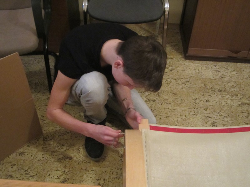 Montáž židlí na Domově mládeže