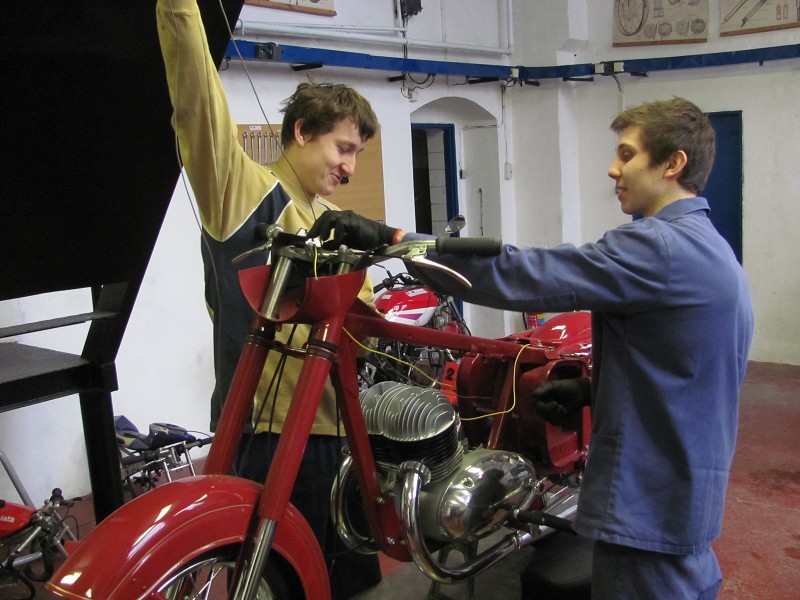 Práce na motocyklech